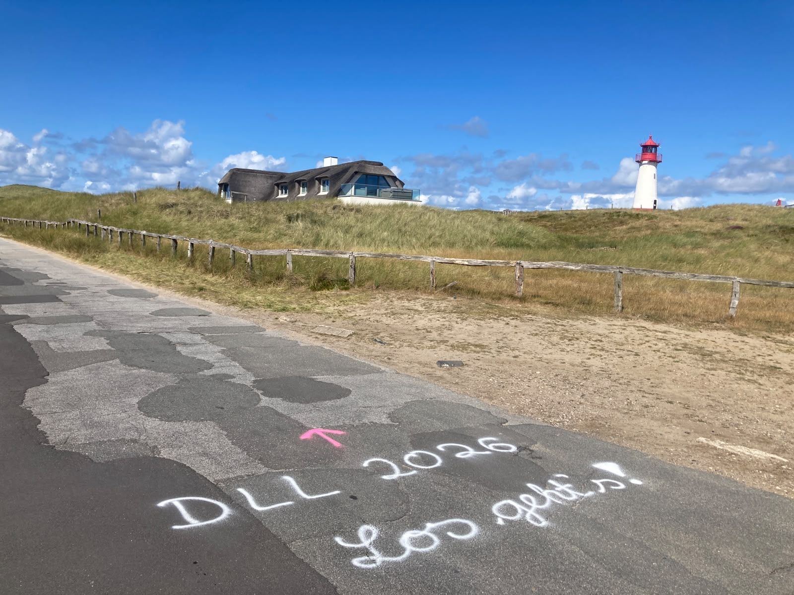 Start auf Sylt: „DLL 2026 – los geht's“ mit Kreide auf dem Weg