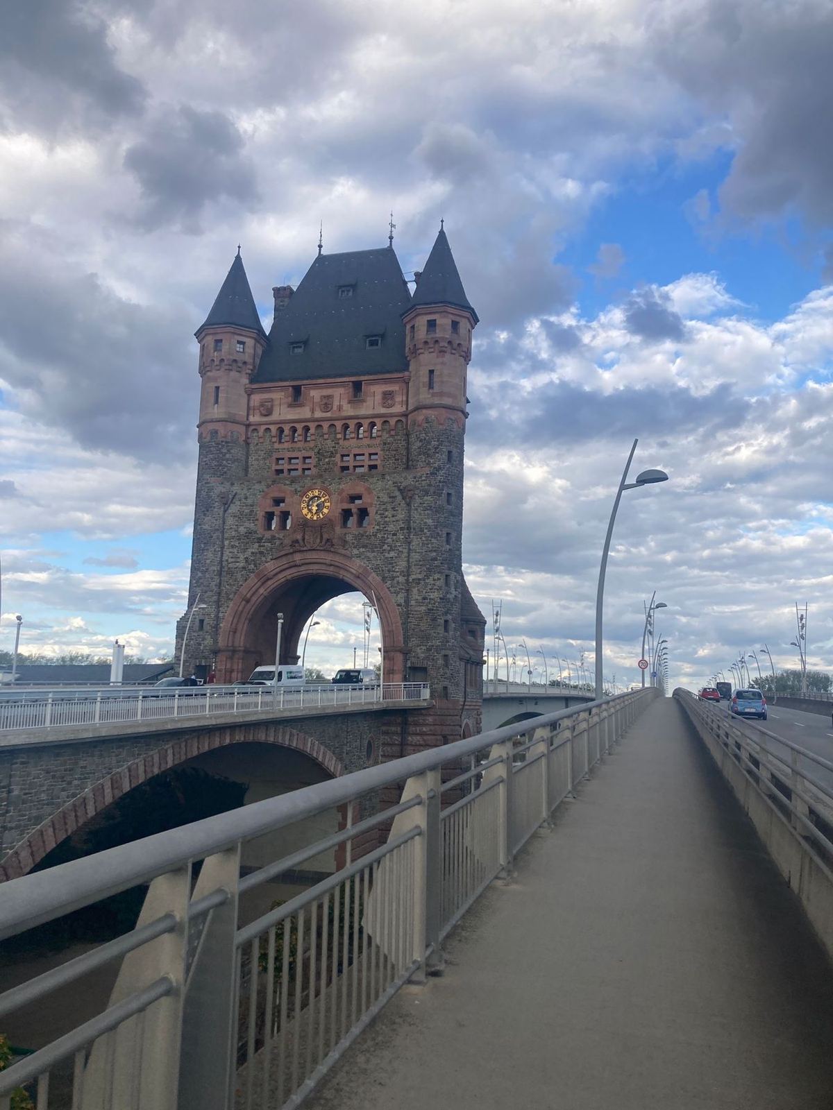 Über die Nibelungenbrücke in Worms